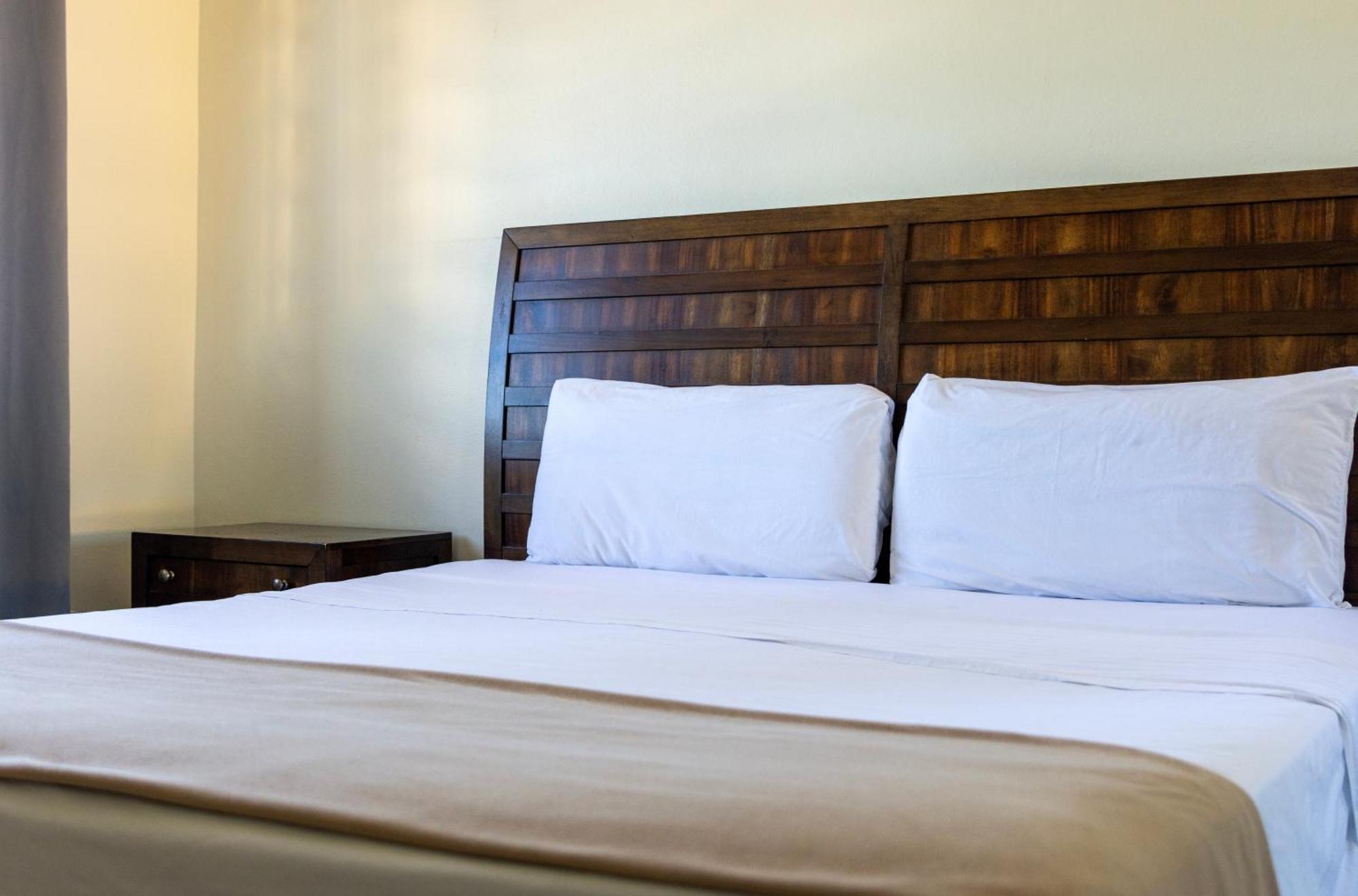 בוקרון West Coast Inn'S מראה חיצוני תמונה